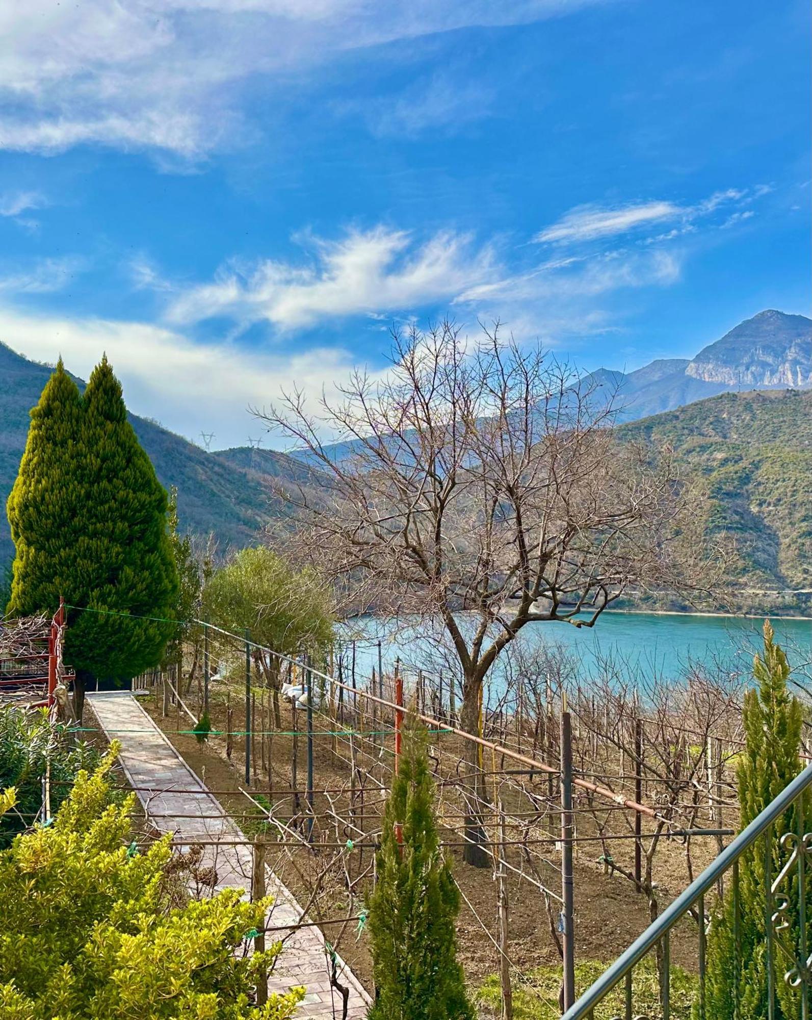 Lakeview Escape Koman Luaran gambar
